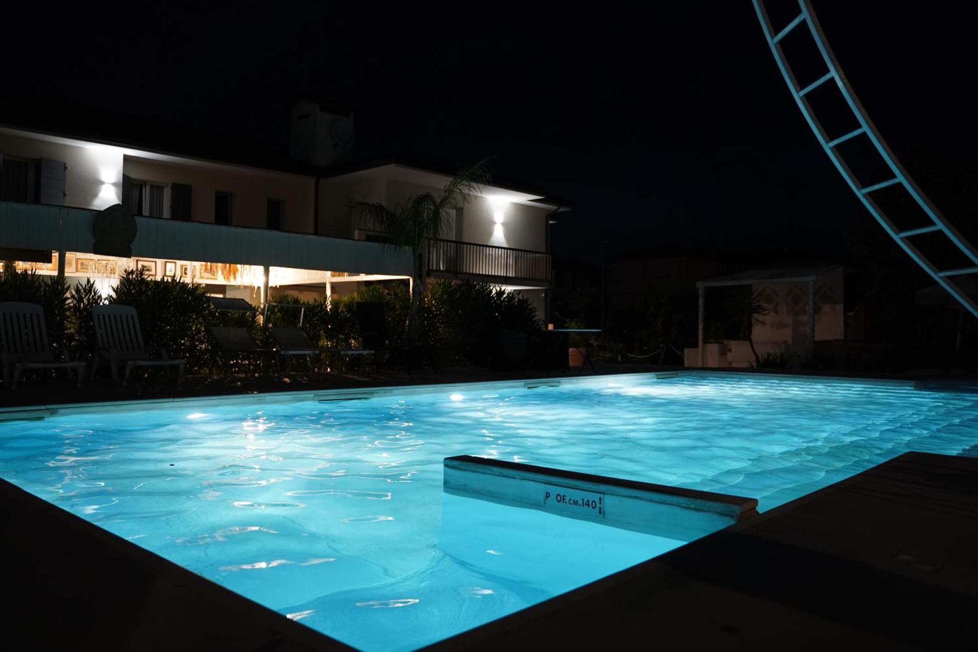 Dubaibeachotel Llido Degli Estensi Esterno foto